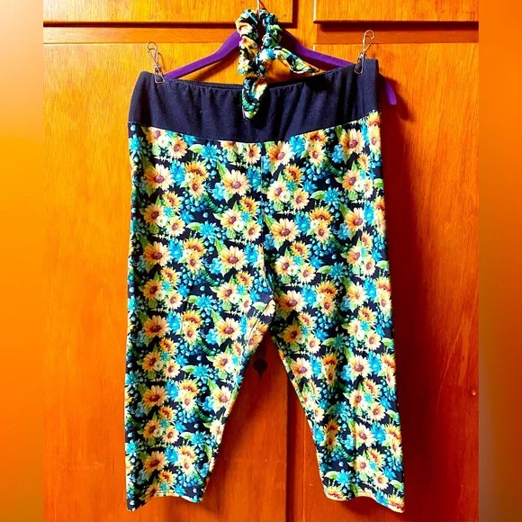 3-piece Set - Capri leggings, Graphic T-shirt, and matching hair scrunchie - Picture 8 of 13